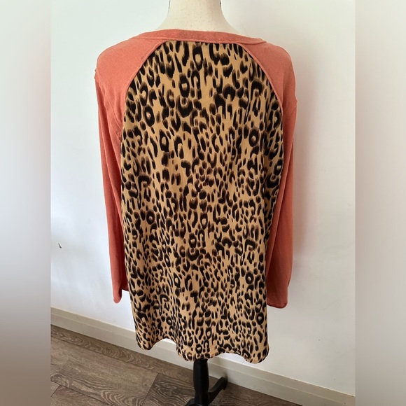 Umgee long sleeve animal print shirt orange v neck SZ L - Picture 3 of 6